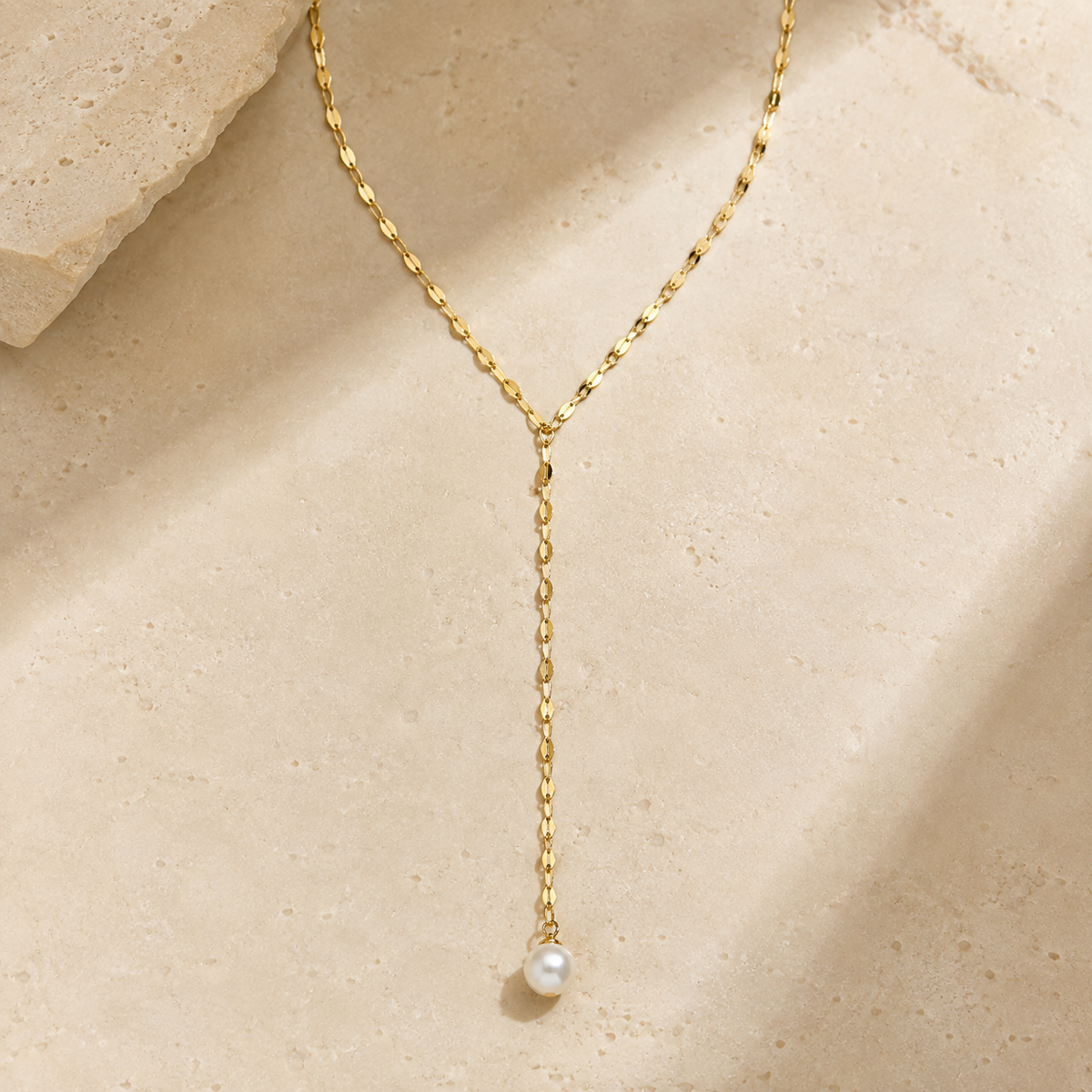 Avery Pearl Lariat in gold tone featuring pearl accent