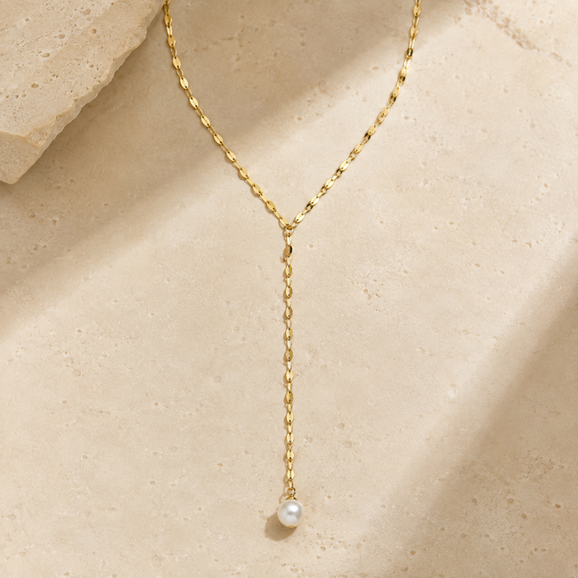 Avery Pearl Lariat in gold tone featuring pearl accent