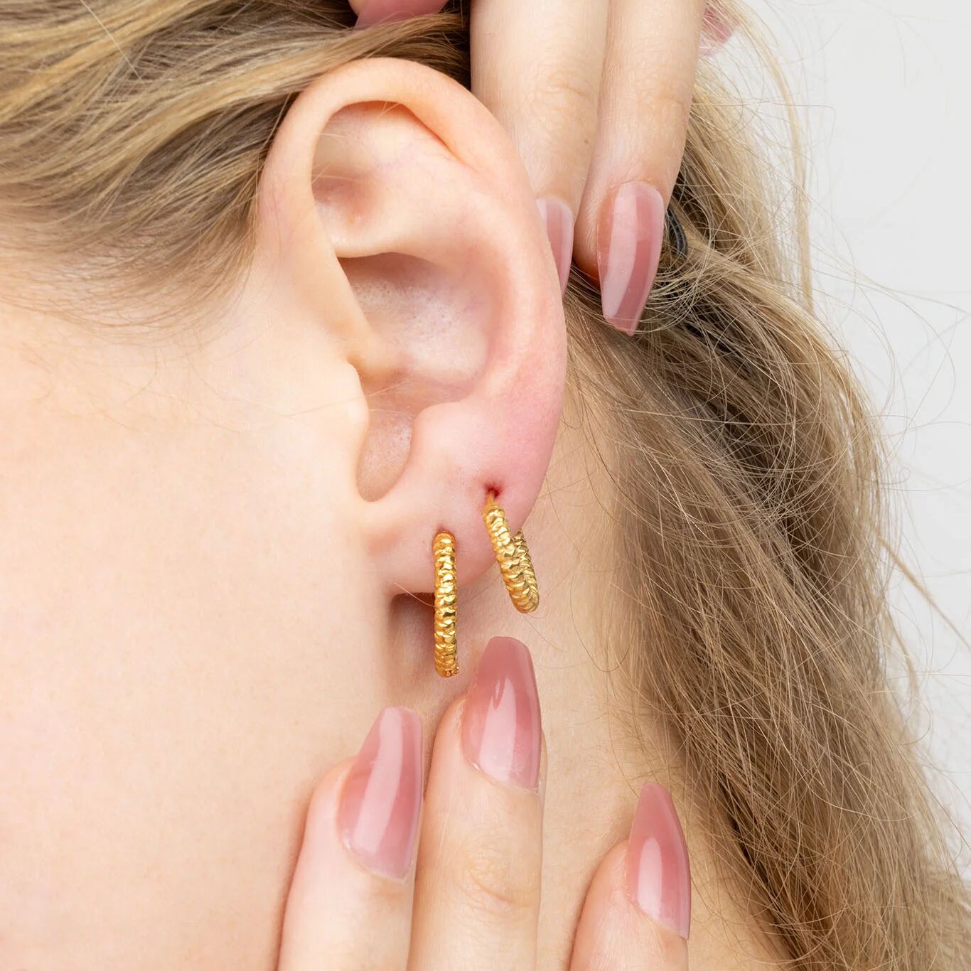 Textured Huggie Hoop Earrings-gold model 