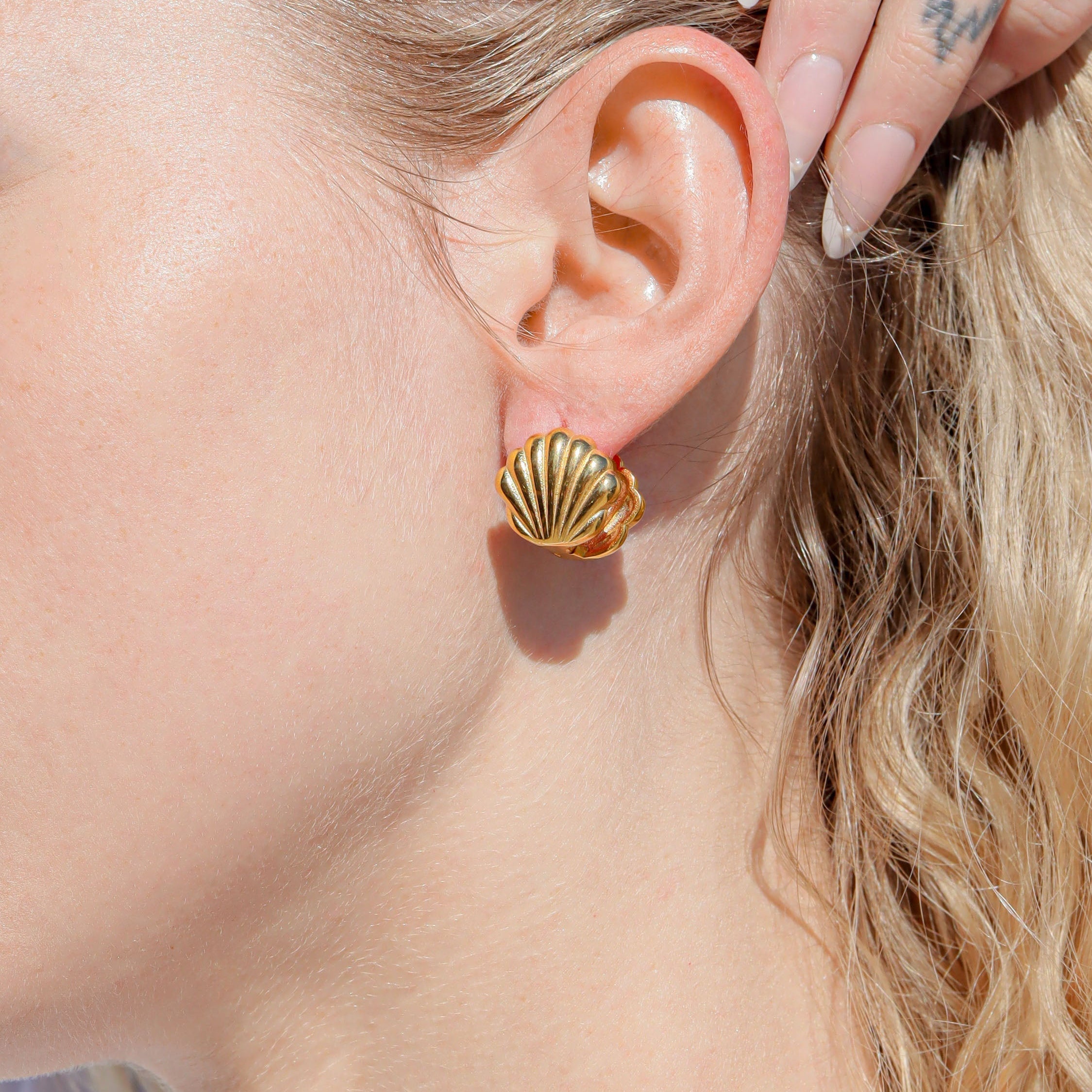 Shell Huggie Earrings-gold model