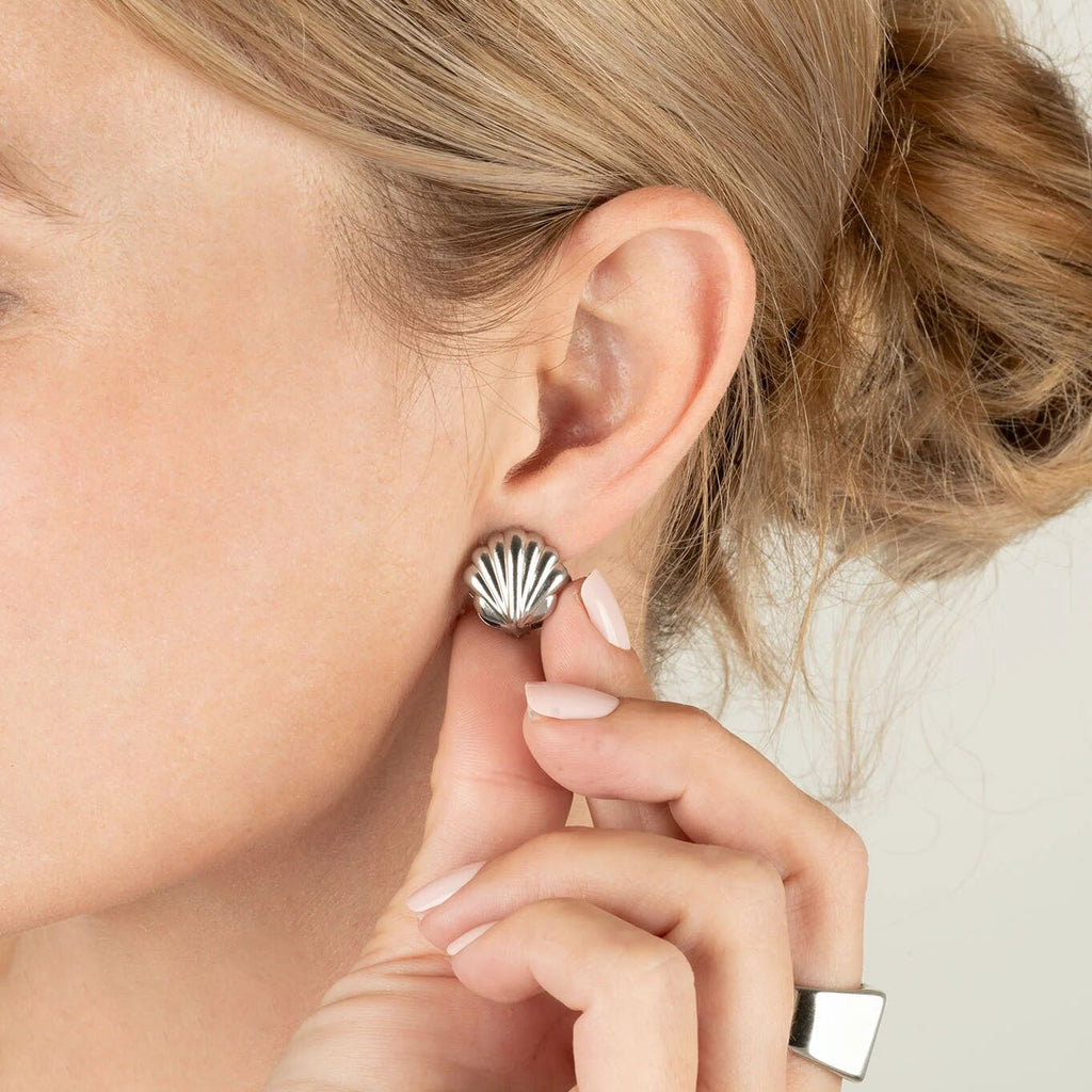 Shell Huggie Earrings-silver model