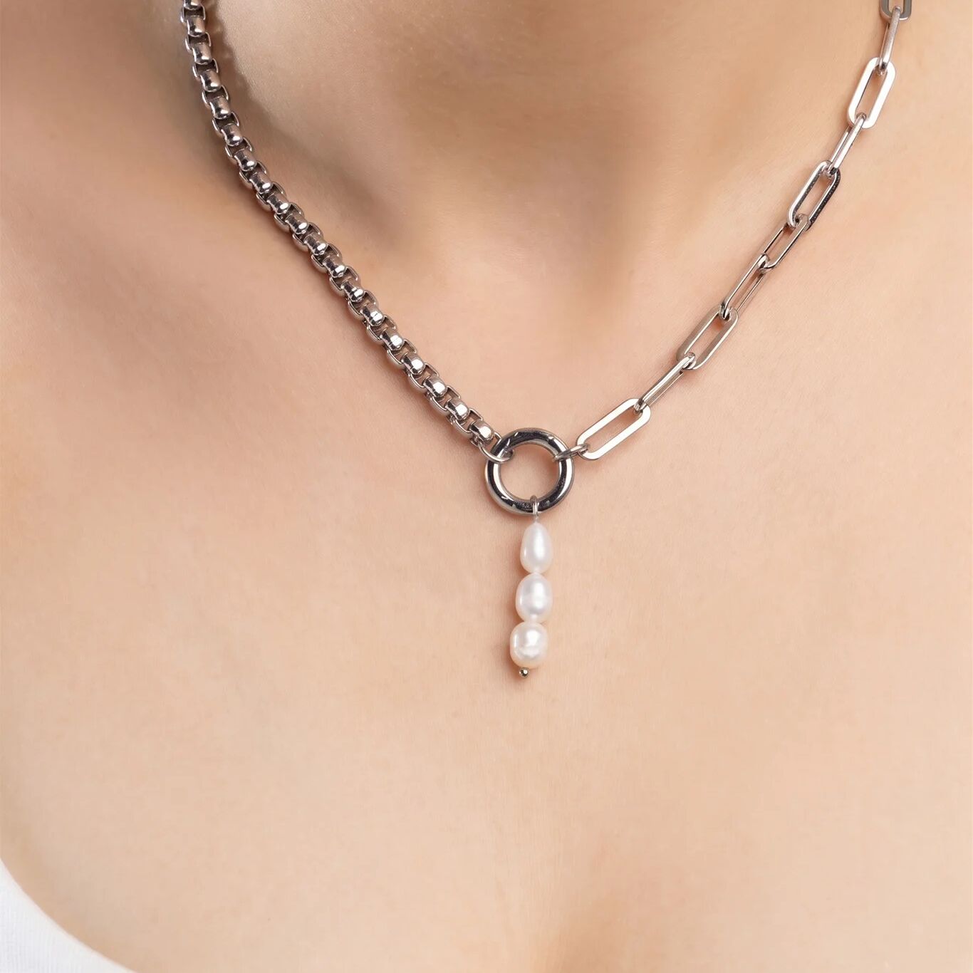 Necklace with a chain and pearl pendant 