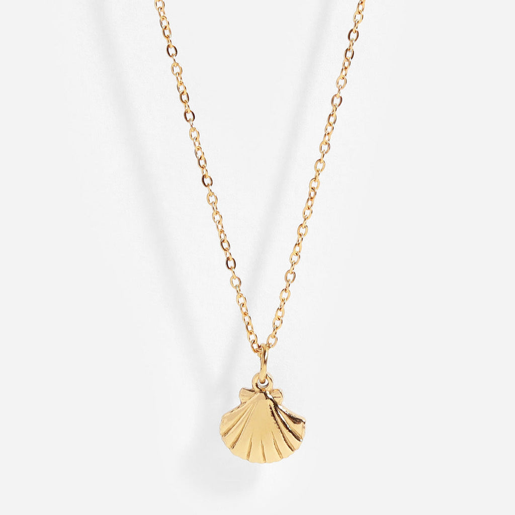 18k gold Clam Shell Charm necklace