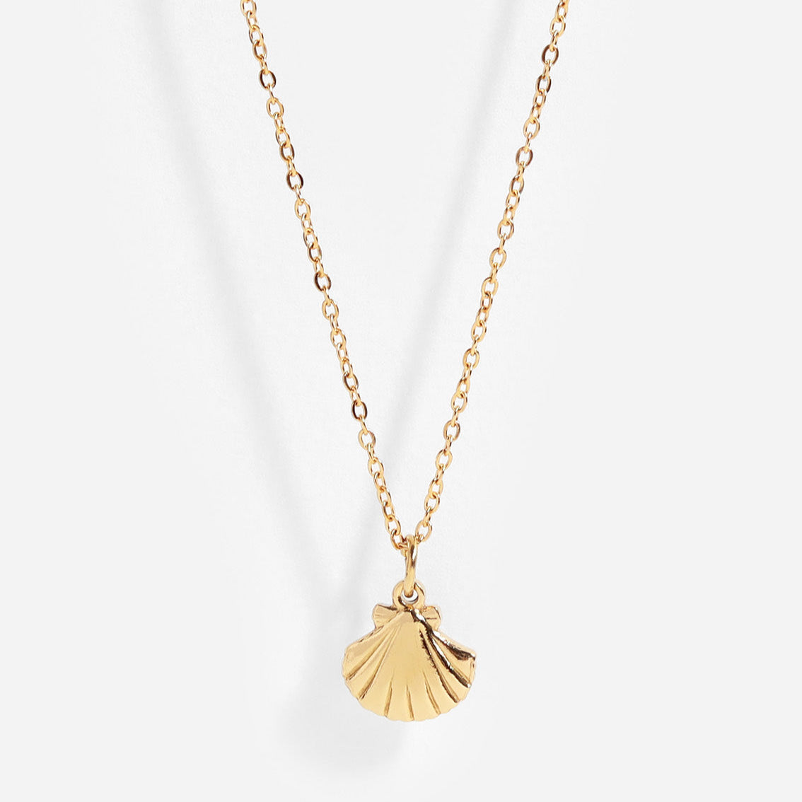 18k gold Clam Shell Charm necklace